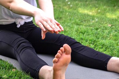 Was tun wenn die Füße unerreichbar sind: 5 Übungen die Deine Beinrückseiten dehnen